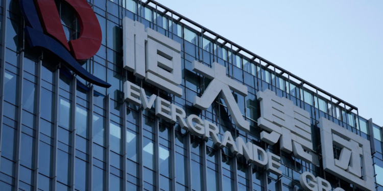 “Evergrande” dibinātājs notiesāts uz mūžu: kā sabruka Ķīnas bagātākā cilvēka impērija