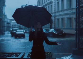 Ilustrācija: girl, umbrella, rain, park, autumn, blue, nature, rainy day, blue rain, blue park, blue umbrella