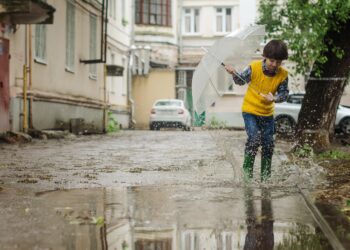 Ilustrācija: puddle, kid, street, after rain, stroll, childhood, child, city, umbrella, puddle, puddle, street, umbrella, umbrella, umbrella, umbrella, umbrella