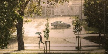 Ilustrācija: man, umbrella, rain, hail, storm, run, thunderstorm, precipitate, water, climate, road, street, nature, urban, city