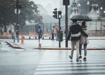 Ilustrācija: couple, nature, pedestrian, rain, raining, relationship, together, street, outdoors