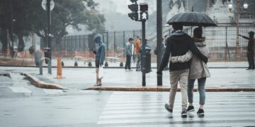Ilustrācija: couple, nature, pedestrian, rain, raining, relationship, together, street, outdoors