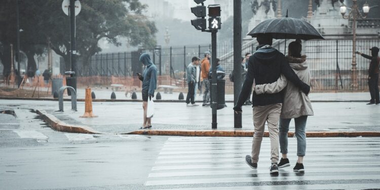 Ilustrācija: couple, nature, pedestrian, rain, raining, relationship, together, street, outdoors