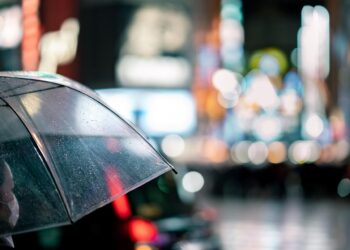 Ilustrācija: umbrella, street, night, tokyo, shibuya, crossing, japan, intersection, nature, city, asia, outdoors, people, scene, rain, weather, woman, lights, bokeh