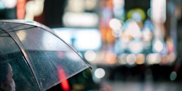 Ilustrācija: umbrella, street, night, tokyo, shibuya, crossing, japan, intersection, nature, city, asia, outdoors, people, scene, rain, weather, woman, lights, bokeh