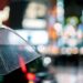 Ilustrācija: umbrella, street, night, tokyo, shibuya, crossing, japan, intersection, nature, city, asia, outdoors, people, scene, rain, weather, woman, lights, bokeh