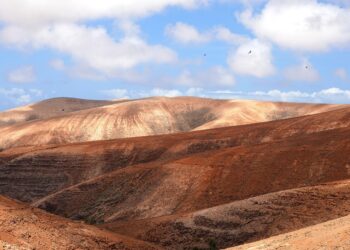 Ilustrācija: mountains, landscape, hills, nature, emptiness, sand, sky, clouds