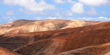 Ilustrācija: mountains, landscape, hills, nature, emptiness, sand, sky, clouds