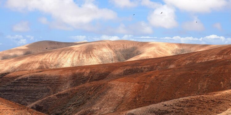 Ilustrācija: mountains, landscape, hills, nature, emptiness, sand, sky, clouds