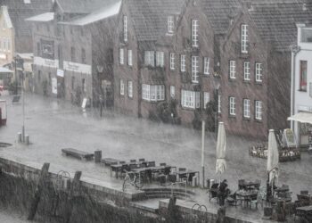 Ilustrācija: rain, street, city, nature, port, rainy weather, bad weather, houses, town, wet, outdoors, old town