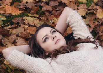 Ilustrācija: woman, brunette, lying down, rest, resting, young woman, fall, autumn, fallen leaves, knitwear, fashion, makeup, cosmetics, girl, portrait, park, thinking, season, female, outdoors, face, seasonal, hairstyle, looking up, woman, woman, girl, thinking, thinking, thinking, thinking, thinking
