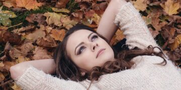 Ilustrācija: woman, brunette, lying down, rest, resting, young woman, fall, autumn, fallen leaves, knitwear, fashion, makeup, cosmetics, girl, portrait, park, thinking, season, female, outdoors, face, seasonal, hairstyle, looking up, woman, woman, girl, thinking, thinking, thinking, thinking, thinking
