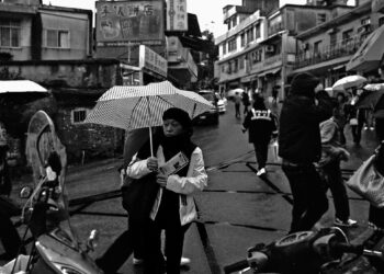 Ilustrācija: taipei, umbrella, rain, asia, women, female, nature, looking, japanese, outside, street, urban, raining, wet, dark, scene, gray rain, gray umbrella
