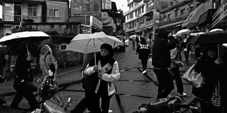 Ilustrācija: taipei, umbrella, rain, asia, women, female, nature, looking, japanese, outside, street, urban, raining, wet, dark, scene, gray rain, gray umbrella