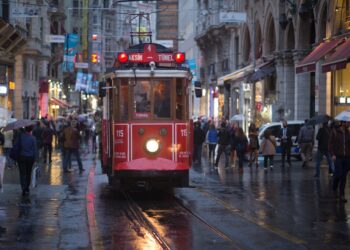 Ilustrācija: city, people, crowd, men, women, rainy, umbrella, wet, street, railway, train, transportation, crowd, rainy, rainy, rainy, train, train, train, train, train