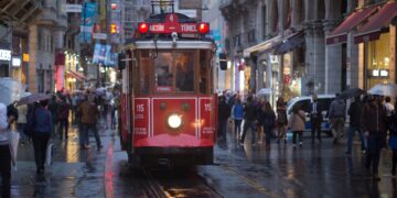 Ilustrācija: city, people, crowd, men, women, rainy, umbrella, wet, street, railway, train, transportation, crowd, rainy, rainy, rainy, train, train, train, train, train