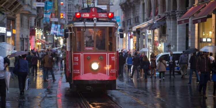 Ilustrācija: city, people, crowd, men, women, rainy, umbrella, wet, street, railway, train, transportation, crowd, rainy, rainy, rainy, train, train, train, train, train