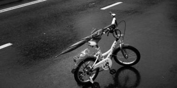 Ilustrācija: road, rain, bicycle, umbrella, markup, childhood, nature, street, city, weather, wet