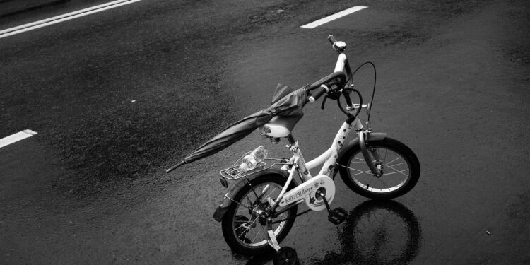 Ilustrācija: road, rain, bicycle, umbrella, markup, childhood, nature, street, city, weather, wet