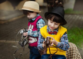Ilustrācija: camera, rain, street, wet, weather, boy, nature, kids, umbrella, kid, child, hat, city, model, smile