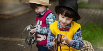 Ilustrācija: camera, rain, street, wet, weather, boy, nature, kids, umbrella, kid, child, hat, city, model, smile