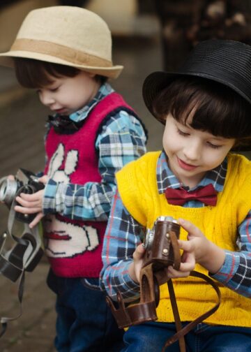 Ilustrācija: camera, rain, street, wet, weather, boy, nature, kids, umbrella, kid, child, hat, city, model, smile