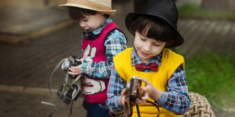 Ilustrācija: camera, rain, street, wet, weather, boy, nature, kids, umbrella, kid, child, hat, city, model, smile