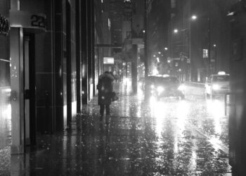 Ilustrācija: city, rain, urban, wet, street, umbrella, raining, road, dark, night, moisture, water, weather, storm, grey, asphalt, architecture, town, reflection, nature, blackandwhite, gray rain, gray road, gray night, gray storm, gray umbrella