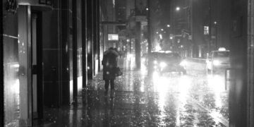 Ilustrācija: city, rain, urban, wet, street, umbrella, raining, road, dark, night, moisture, water, weather, storm, grey, asphalt, architecture, town, reflection, nature, blackandwhite, gray rain, gray road, gray night, gray storm, gray umbrella