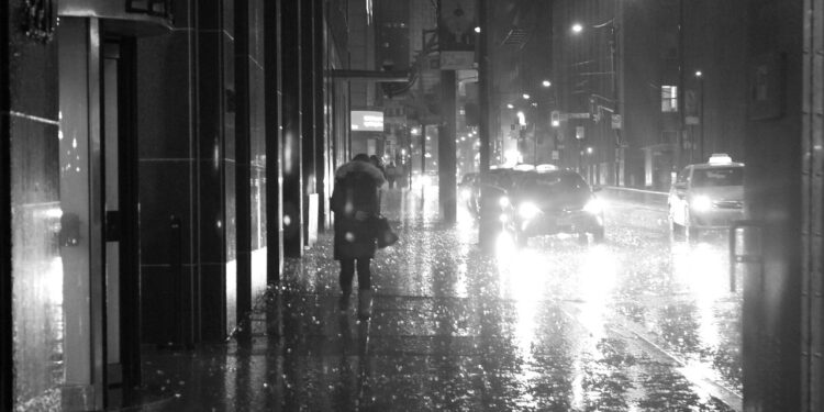 Ilustrācija: city, rain, urban, wet, street, umbrella, raining, road, dark, night, moisture, water, weather, storm, grey, asphalt, architecture, town, reflection, nature, blackandwhite, gray rain, gray road, gray night, gray storm, gray umbrella