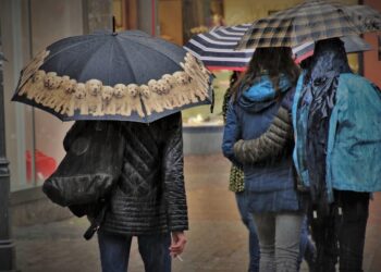 Ilustrācija: umbrella, rain, wet, street, city, rainy day, nature, water, the person, man, people, umbrellas, in the rain, stain, drop of rain, gloomily, raindrops, morgrntau, jacket, urban street