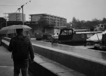 Ilustrācija: man, rain, outdoors, city, umbrella, bristol, england, street, urban, uk, nature, britain, weather, mood, rainy, dark, black and white