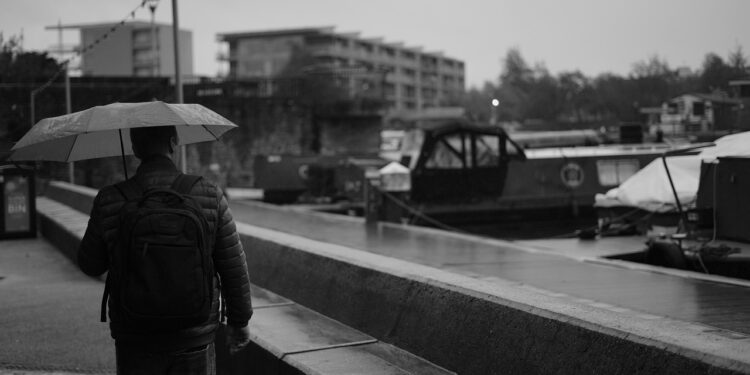 Ilustrācija: man, rain, outdoors, city, umbrella, bristol, england, street, urban, uk, nature, britain, weather, mood, rainy, dark, black and white