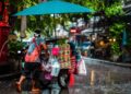 Ilustrācija: man, cart, street food, culture, nature, rain, umbrella, puddle, weather, wet, city