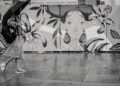 Ilustrācija: woman, walking, umbrella, street art, city, street, raining, black and white