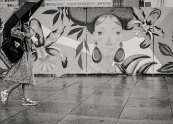 Ilustrācija: woman, walking, umbrella, street art, city, street, raining, black and white