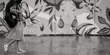Ilustrācija: woman, walking, umbrella, street art, city, street, raining, black and white