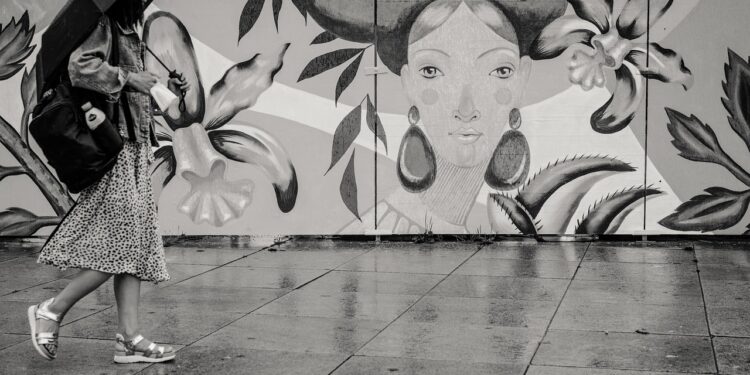 Ilustrācija: woman, walking, umbrella, street art, city, street, raining, black and white