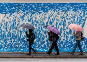 Ilustrācija: umbrellas, people, wall, road, rain, graffiti, water, nature, mural, street photography, people walking, rainy day