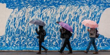 Ilustrācija: umbrellas, people, wall, road, rain, graffiti, water, nature, mural, street photography, people walking, rainy day
