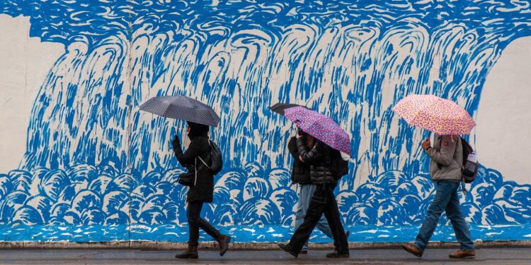 Ilustrācija: umbrellas, people, wall, road, rain, graffiti, water, nature, mural, street photography, people walking, rainy day