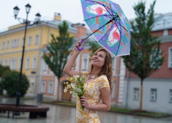 Ilustrācija: woman, nature, umbrella, wet hair, rain, summer rain, rainy weather, street, fun, rejoice, summer, city